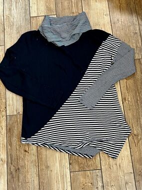 Black and white turtle neck top M